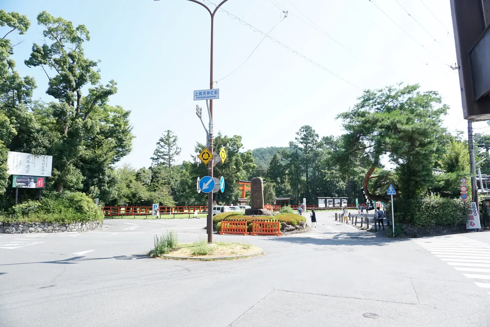 上賀茂神社前の道路と御薗橋方面