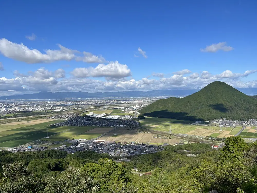 菩提寺山から望む三上山と琵琶湖